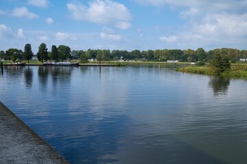 Landschaft im Sommer an einem See