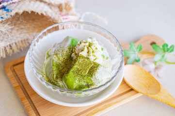 抹茶プリンのクリームがけ