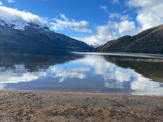 Lagos com neve no inverno Argentino