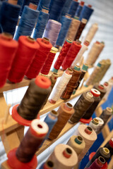 Fäden in der Näherei. Schneider Utensilien- Faden am laufenden Band