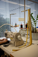 In der Schneiderei. Näharbeiten, Schneidermeister