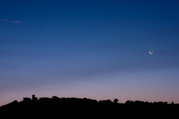 Obraz premium Sonnenaufgang über der Burgruine