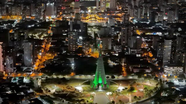 Vista a&eacute;rea noturna da catedral de Maring&aacute;, Paran&aacute;, com a cidade ao fundo.