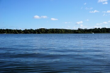 Panorama Ansicht des Fluss Havel bei der Stadt Werder in Brandenburg, mit blauem Wasser und einem grünen Wald im Hintergrund an einem sonnigen Tag