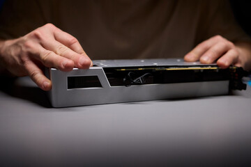 Assembling a graphics card equipped with an advanced and highly efficient cooling system