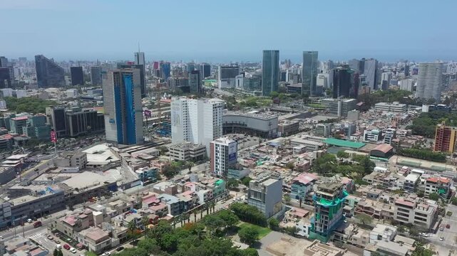 toma a&eacute;rea de drone sobre la ciudad de Lima, Per&uacute;. San Isidro. Centro empresarial.