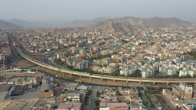 toma a&eacute;rea con drone sobre el metro de Lima, distrito de San Luis, La Victoria y San Borja