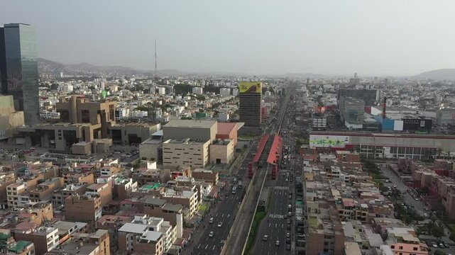 Toma a&eacute;rea de drone sobre  la Avenida Aviaci&oacute;n, cruce on Javier prado