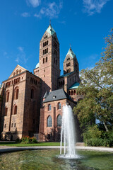 , Deutschland, Rheinland-Pfalz, Speyer, 02.10.2024,  Wetter, Der Speyerer Dom, beleuchtet vom...