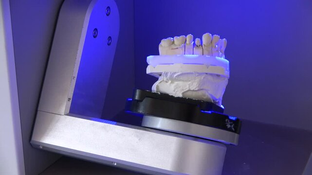 Zahnmodell auf 3D Laborscanner Medium Shot