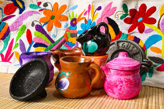 Artesanias de barro, con fondo de tenango bordado, estilo mexicano