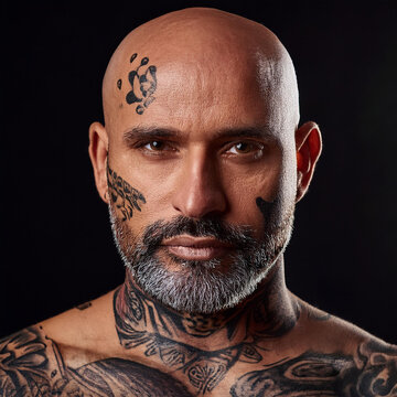 Hombre guerrero calvo con tatuajes
