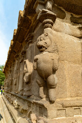 une statue sur un mur du temple de Mahabalipuram