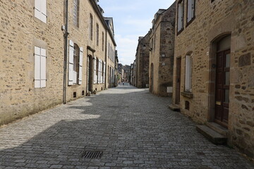 Vieille rue pavée typique, ville de Dinan, département des Côtes d'Armor, Bretagne, France