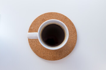 Tazza di caffè su sottobicchiere di sughero