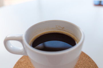 Tazza di caffè su sottobicchiere di sughero