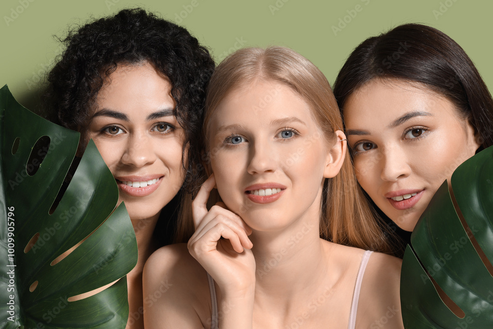 Poster Beautiful young women with palm leaves on green background, closeup