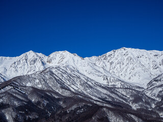 Obraz premium 快晴の空と真冬の北アルプス 長野県白馬村