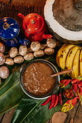 Barreado prato típico da região de Morretes e Antonina no Paraná, com mesa composta de ingredientes