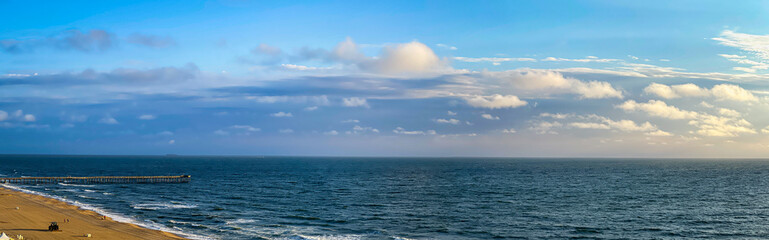Obraz premium Seascape with stipe of sand stripe and fishing peer on Virginia Beach shoreline