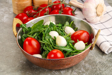 Salad with mozzarella and arugula