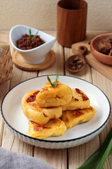 Colenak. Fermented cassava or tapai with coconut sugar. 