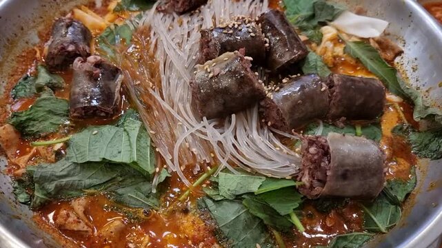 통통한 순대와 깻잎 당면을 넣고 보글보글 끓이는 순대철판볶음