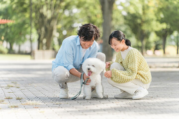 犬の散歩をする愛犬家の家族・パパ・娘・親子
