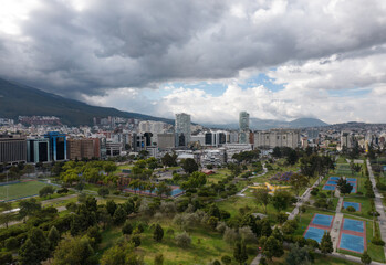 Vista aérea del Parque La Carolina en la ciudad de Quito, Ecuador, en el distrito financiero de la ciudad.