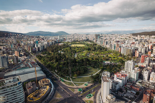 Vista a&eacute;rea del Parque La Carolina en la ciudad de Quito, Ecuador, en la zona del distrito financiero de la ciudad.