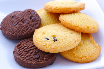 白いお皿に盛った、おいしそうなクッキー
