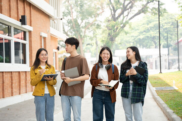 Obraz premium Group of students reading books and doing homework in the university area