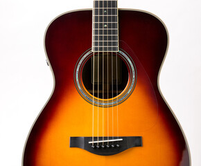 アコースティックギターのサンバースト塗装、サウンドホール、ブリッジ