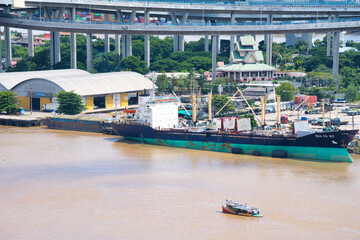 Obraz premium チャオプラヤー川に停留中の船舶 ラマ3世通り バンコク Chao Phraya river at Bangkok Rama 3 area