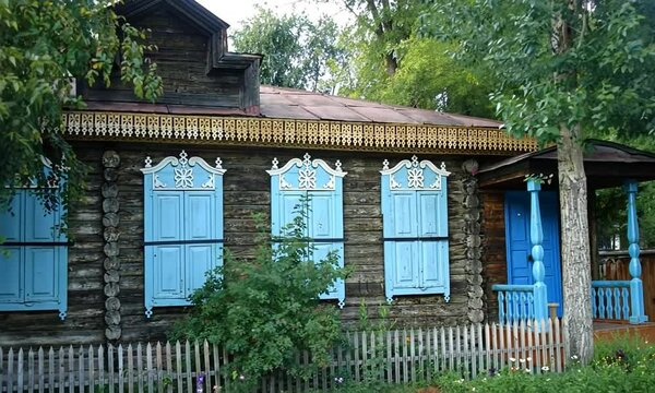 Isba traditionnelle en bois avec volets peints, au c&oelig;ur de la campagne russe, architecture authentique et culture de Russie