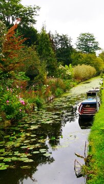Jardin flottant des hortillonnages d'Amiens. Chemin de halage des anciens marais de mara&icirc;chers sur le canal de la Somme France Europe