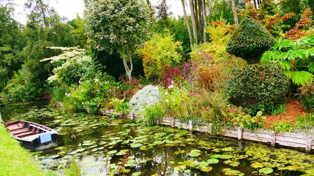 Jardin flottant des hortillonnages d'Amiens. Chemin de halage des anciens marais de mara&icirc;chers sur le canal de la Somme France Europe