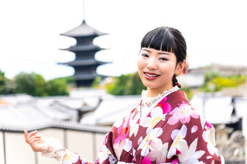 街歩きをする着物の女性