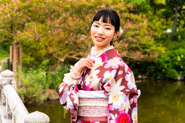 街歩きをする着物の女性