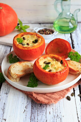 Ofenkäse in gebackenen Kürbishälften