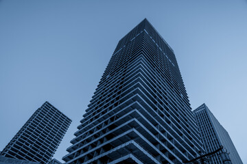 Obraz premium Modern Architectural Marvels: A Unique Perspective on Urban Development