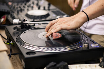 Dj scretch su un vinile ad una festa 