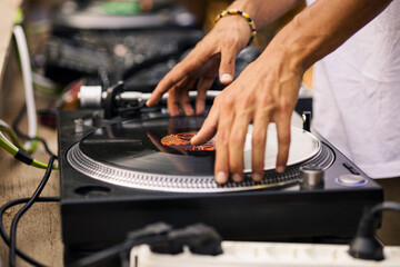 Dj scretch su un vinile ad una festa 