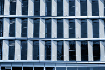 Modern Architectural Fa?ade with Dynamic Window Patterns and Blue Tones