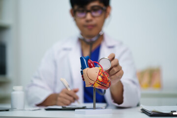Cardiologist showing the inside of the heart, its components and treatment.