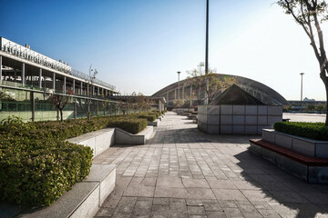 Obraz premium Contemporary Plaza Walkway with Urban Buildings in Background