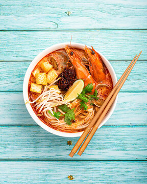 Laksa, Malaysian noodle soup with shrimp, tofu and sprouts, top view