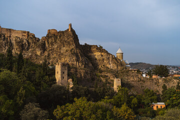 Obraz premium Ancient fortress ruins overlooking a serene valley in Georgia at dusk