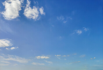 Fototapeta premium Vast Blue Sky with Soft Clouds: Perfect for Serene Landscapes