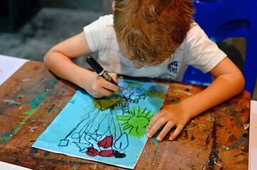 Obraz premium Boy doing art project